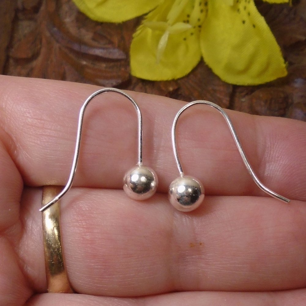 NWOT  Minimalist 925 Sterling Silver Ball n Hook Earring Dainty classic